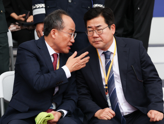 추경호(왼쪽) 국민의힘 원내대표와 박찬대 더불어민주당 원내대표가 1일 성남 서울공항에서 열린 건군 76주년 국군의날 기념식에 참석해 행사 시작 전 대화하고 있다. 연합뉴스